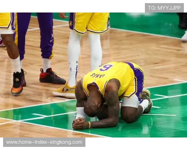 詹姆斯高难度上篮定胜局，湖人球迷热泪盈眶