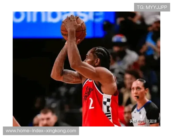 伦纳德突破分球制造空位投篮,快船攻势明显 伦纳德突破分球制造空位投篮,快船攻势明显
