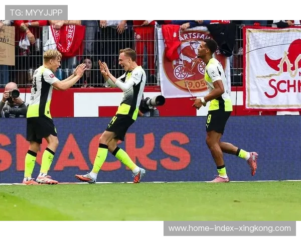 德甲多特外围配合娴熟，前场机会层出不穷