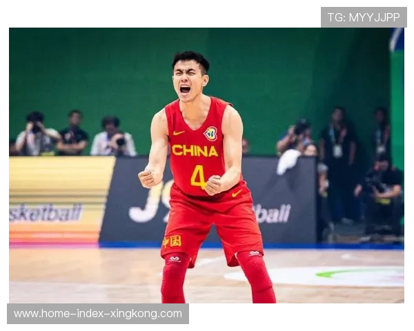 复出球员在赛中完成关键抢断，被誉为“回归英雄”